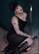 Kelly the Pool Party Deviant Jakcs the Fuck Off Her Thick Cock